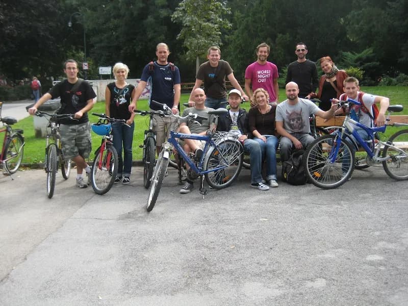 Freundinnen und Freunde mit Fahrrädern bei der Würstelstand-Tour 2010